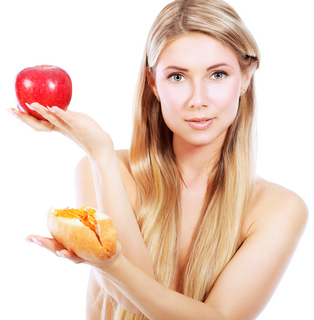 אשה מחזיקה תפוח